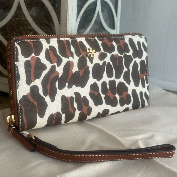Tory Burch Handbags - New Tory Burch EMERSON PRINTED ZIP CONTINENTAL WALLET BEIGE REVA LEOPARDS